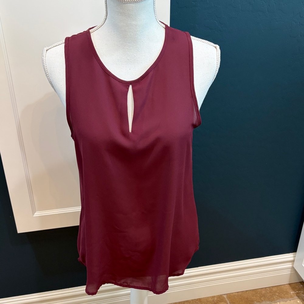 Violet & Claire burgundy sleeveless keyhole front blouse